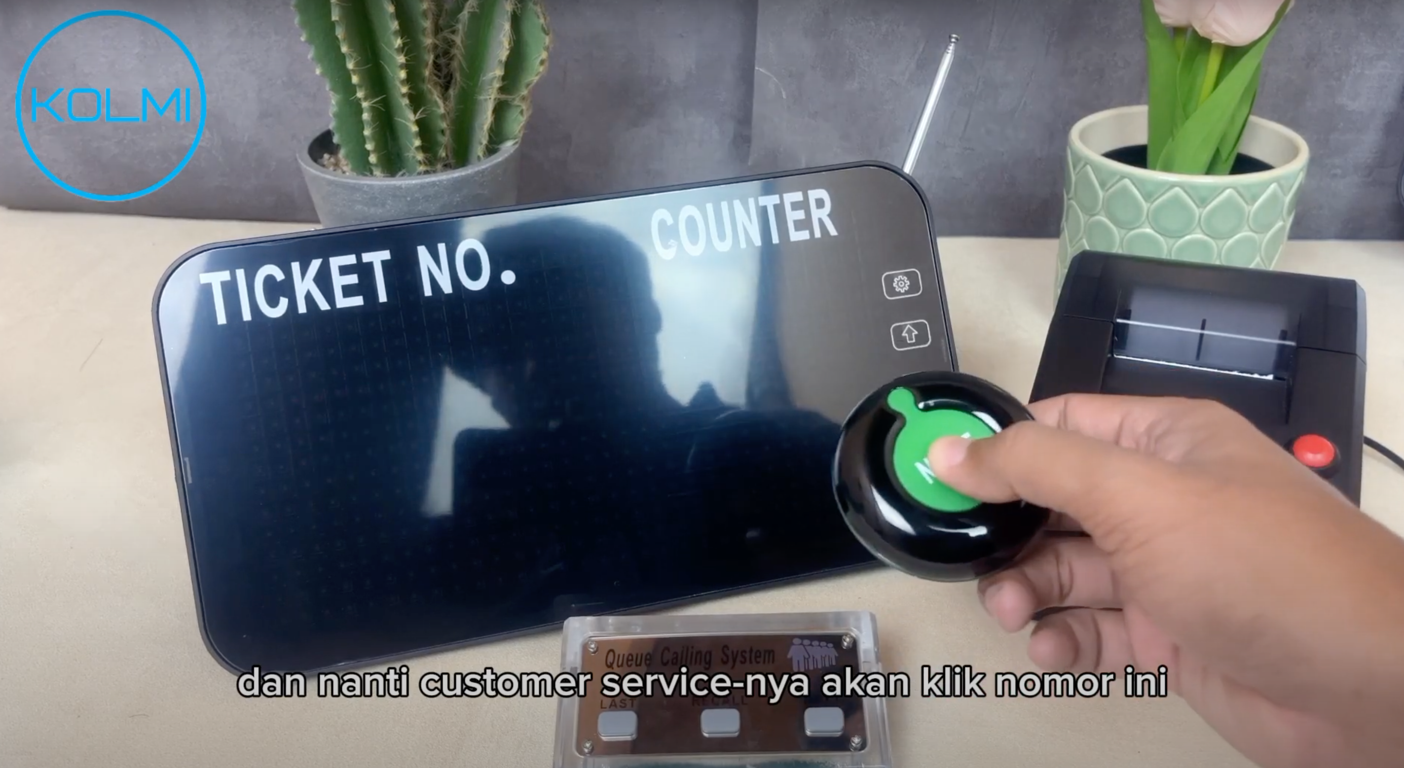 Muat video: KOLMI Wireless Queue System